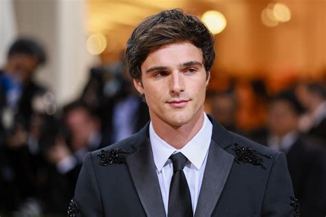Jacob Elordi has an explanation for his controversial Elvis Presley accent in Sofia Coppola's upcoming A24 film "Priscilla." When the trailer was released on 3 Oct., Elordi's take on the King of ...